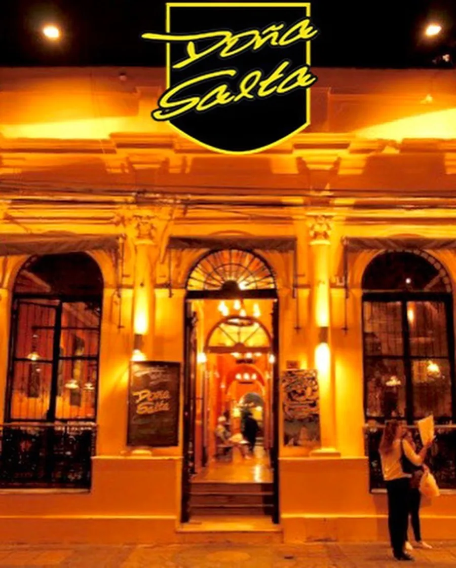 Fachada colonial de Doña Salta iluminada de noche en calle Córdoba 46