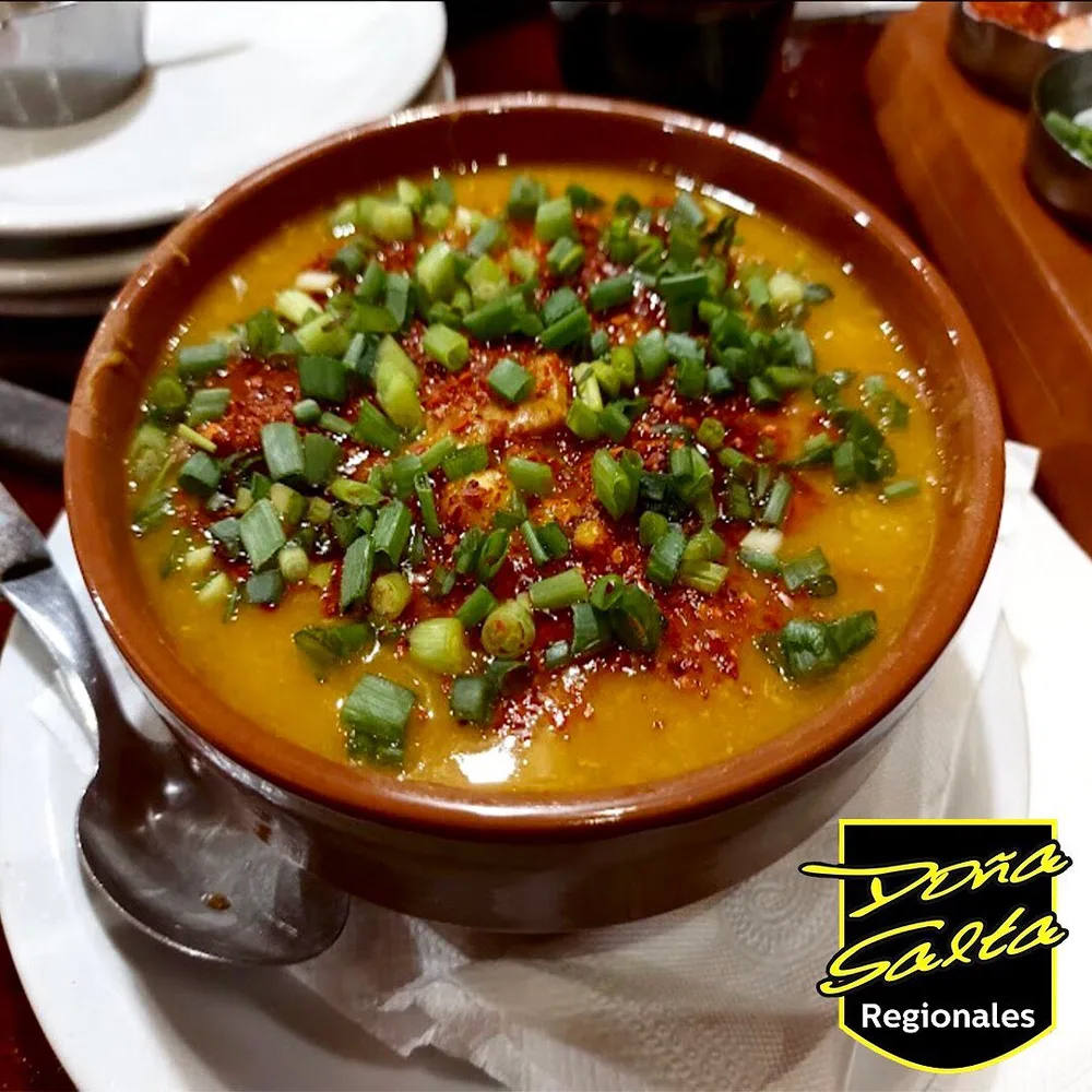Locro pulsudo en cazuela de barro con verdeo y ají molido