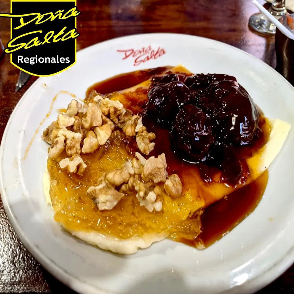 Quesillo con dulce de cayote, cuaresmillo y nueces